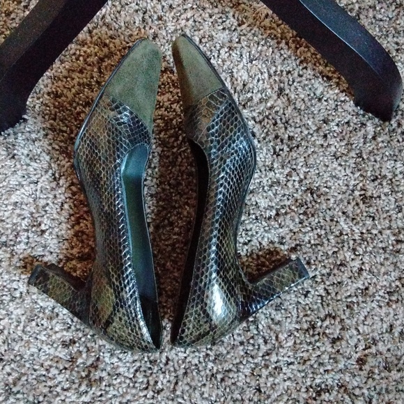 Karen Scott "Lindsey" Leather/snakeskin print pumps - Picture 2 of 9